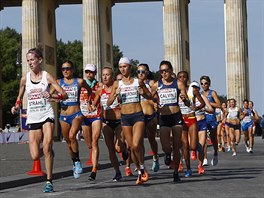 esk vytrvalkyn Eva Vrabcov Nvltov (uprosted) na maratonsk trati na ME...