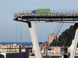 Trosky zcenho mostu v italskm Janov. idii zelenho kamionu supermarketu...