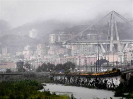 Na frekventované dálnici v Janov na severu Itálie se zítil a dvousetmetrový...