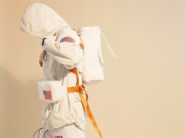 Nezbytná výbava kosmonauta podle návrháe Herona Prestona