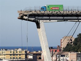 Na dálnici v Janov� v severní Itálii se z�ítil most. (14. srpna 2018)