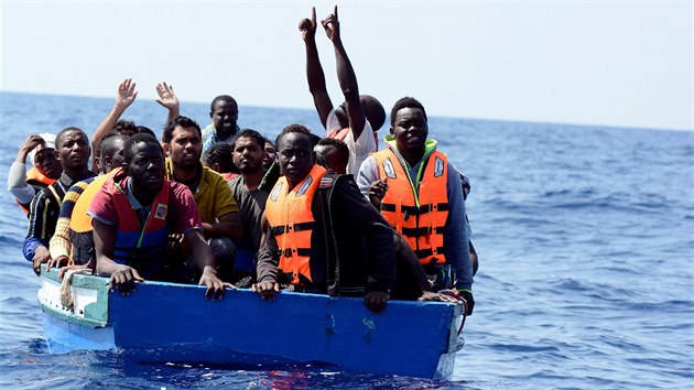 Posádka lodi Aquarius při své poslední misi u Libye vzala na palubu stovku migrantů. (10. srpna 2018)