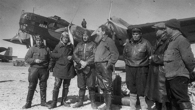 lenov sovtsk leteck vpravy k severn ton v roce 1937. Jej vedouc, profesor Otto midt stoj uprosted.