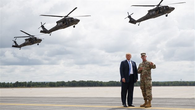 Americk prezident Donald Trump podepsal na zkladn Fort Drum obrann rozpoet (13. srpna 2018)