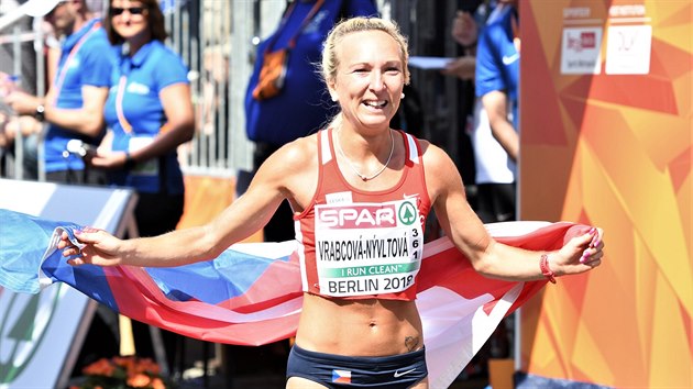 ŠŤASTNÁ. Eva Vrabcová-Nývltová v cíli maratonu na ME v Berlíně.