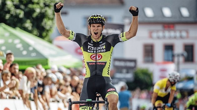 Cyklista hradeck stje Elkov Author Michael Kukrle s rukama nad hlavou projd clem krlovsk etapy letonho ronku Czech Cycling Tour v rodnm ternberku pro sv ivotn vtzstv.