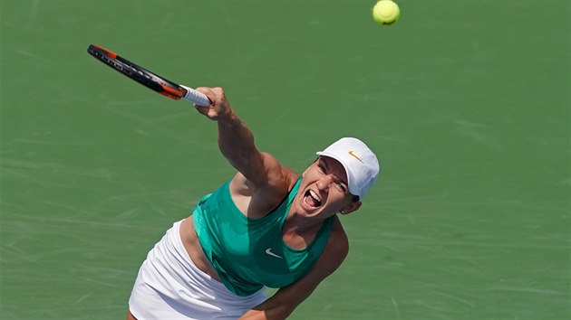 Simona Halepová se na turnaji v Cincinnati s gustem opírá do míčku.