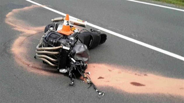 Nehoda motorky a automobilu se stala v sobotu veer v Ostrun na Jesenicku (11. srpna 2018).