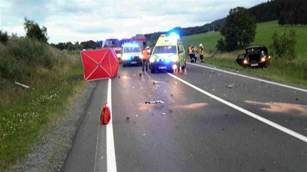 Nehoda motorky a automobilu se stala v sobotu veer v Ostrun na Jesenicku (11. srpna 2018).