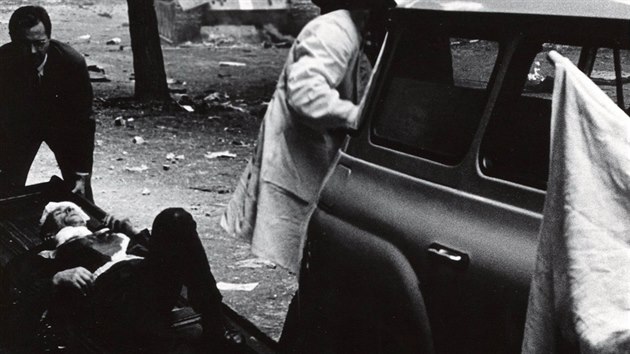 Fotografie Bretislava Hyblera „Raněný na nosítkách“ vyhrála v soutěži Českého rozhlasu o nejzdařilejší fotografii z roku 1968.