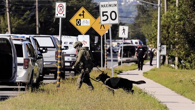 Policie zasahuje na mst stelby v kanadskm mst Fredericton. (10. srpna 2018)