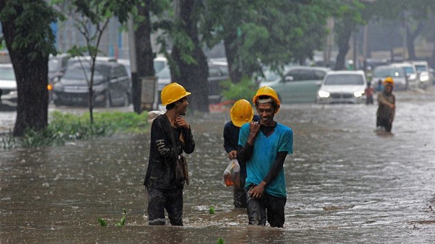 Povodn v indonsk Jakart jsou stle astj. (8. nora 2018)