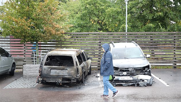 Skupiny mladk v Gteborgu a v nkolika dalch mstech podplili nebo jinak poniili velk mnostv aut. (14. srpna 2018)