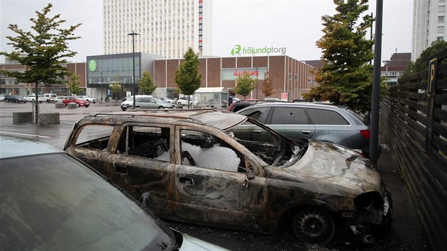 Skupiny mladíků v Göteborgu a v několika dalších městech podpálili nebo jinak poničili velké množství aut. (14. srpna 2018)