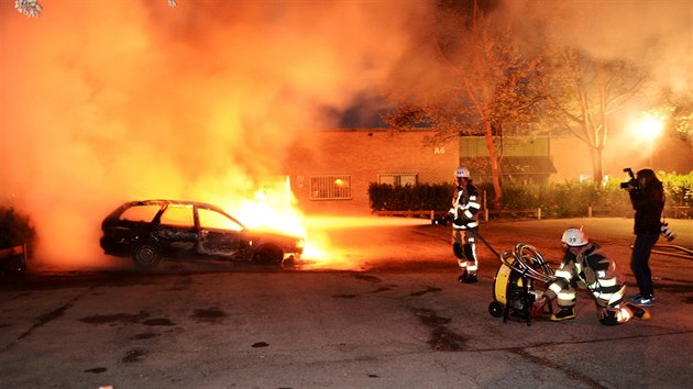 Při požárech automobilů museli švédští hasiči zasahovat také ve Stockholmu v roce 2013. (21. května 2013)