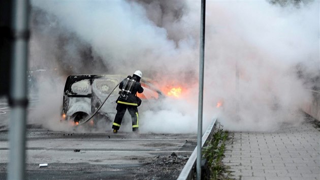 Při požárech automobilů museli švédští hasiči zasahovat také ve Stockholmu v roce 2013. (21. května 2013)