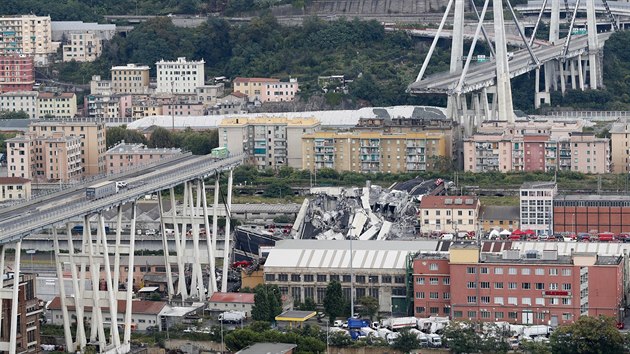 Na frekventované dálnici v Janově na severu Itálie se zřítilo několik desítek metrů mostu. (14. srpna 2018)