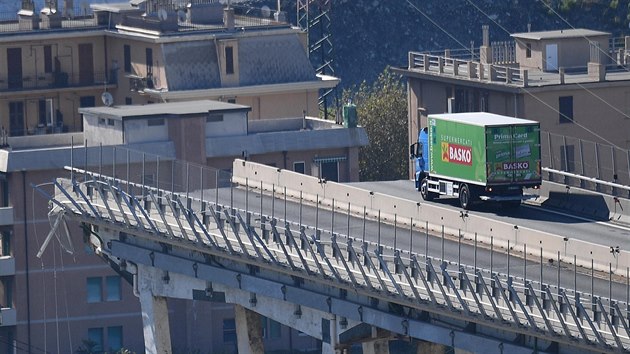 Trosky zříceného mostu v italském Janově. Řidiči zeleného kamionu supermarketu Basko se podařilo zabrzdit těsně před místem pádu. (15. srpna 2018)
