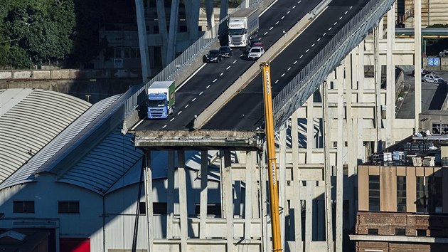 Trosky zcenho mostu v italskm Janov. idii zelenho kamionu supermarketu Basko se podailo zabrzdit tsn ped mstem pdu. (15. srpna 2018)
