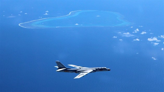 Čínský bombardér H-6K nad Jihočínským mořem