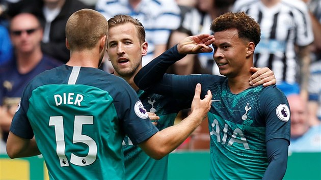 Fotbalist Tottenhamu Dele Alli (vpravo), Harry Kane (uprosted) a Eric Dier slav branku do st Newcastlu.