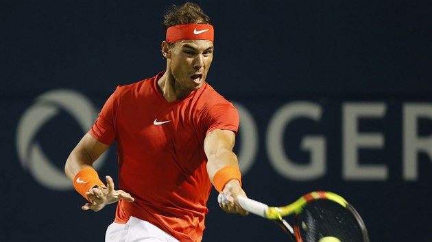 Španělský tenista Rafael Nadal dobíhá k forhendu ve čtvrtfinále turnaje v Torontu.