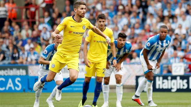 Jorginho z Chelsea proměňuje pokutový kop v utkání anglické ligy proti Huddersfieldu.