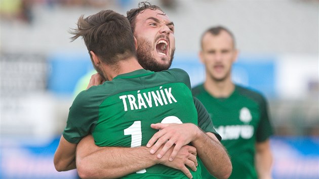 Střelec druhého gólu Jablonce proti Karviné Martin Doležal (čelem) slaví v objetí Michala Trávníka.