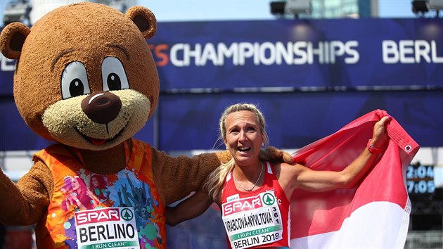esk vytrvalkyn Eva Vrabcov-Nvltov pzuje s maskotem evropskho ampiontu v Berln pot, co zskala v maratonu bronzovou medaili.