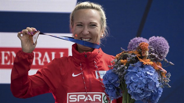 Eva Vrabcov-Nvltov pzuje s bronzovou medail, kterou ukoistila v maratonu na atletickm ME v Berln.