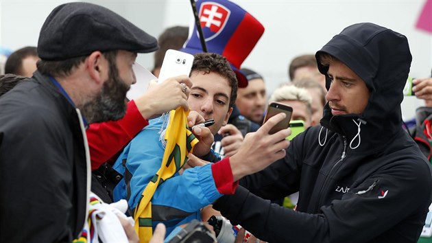 Slovenský cyklista Peter Sagan (vpravo) odstoupil ze silničního závodu na evropském šampionátu v Glasgow, přesto jej fanoušci hromadně žádali o podpisy.