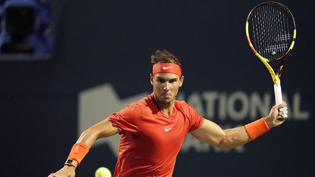 panl Rafael Nadal se napahuje na forhendov op v semifinle turnaje v Torontu.