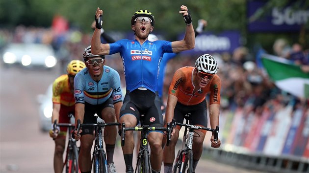 Italsk cyklista Matteo Trentin (v tmav modrm) si vychutnv vtzstv na evropskm ampiontu v silninm zvod.