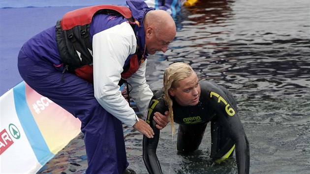 Nizozemská plavkyně Sharon van Rouwendaalová (vpravo) zklamaně vylézá z vody poté, co o pouhou setinu prohrála boj o zlato v závodě ME na 25 kilometrů.