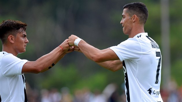 Cristiano Ronaldo (vpravo) pi premie v dresu Juventusu slav branku s Paulem Dybalou.