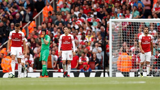 Fotbalisté Arsenalu i s brankářem Petrem Čechem (v zeleném) těžko zakrývají zklamání po inkasovaném gólu od Manchesteru City.