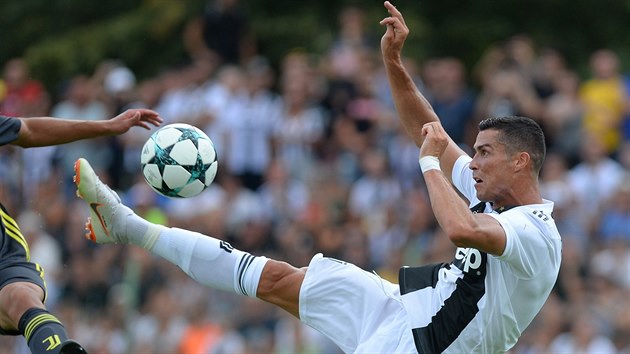 Cristiano Ronaldo si akrobaticky zpracovv m v prvnm zpase za Juventus.