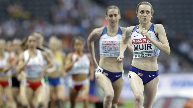 Britská běžkyně Laura Muirová (v popředí) se řítí do cíle závodu na 1500 metrů na evropském šampionátu v Berlíně.