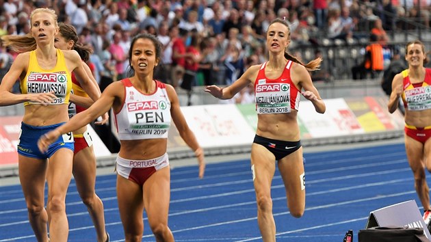 Česká běžkyně Diana Mezuliáníková dobíhá do cíle závodu na 1500 metrů na atletickém ME v Berlíně