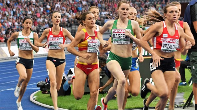 Češky Diana Mezuliáníková (druhá zleva) a Simona Vrzalová (zcela vpravo) bojují v závodě na 1500 metrů na atletickém ME v Berlíně.