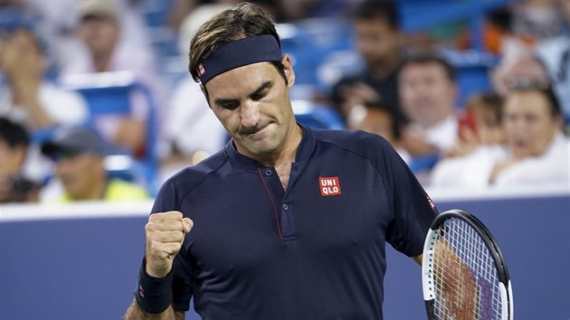 Švýcarský tenista Roger Federer se raduje z výhry nad krajanem Stanem Wawrinkou ve čtvrtfinále turnaje v Cincinnati.