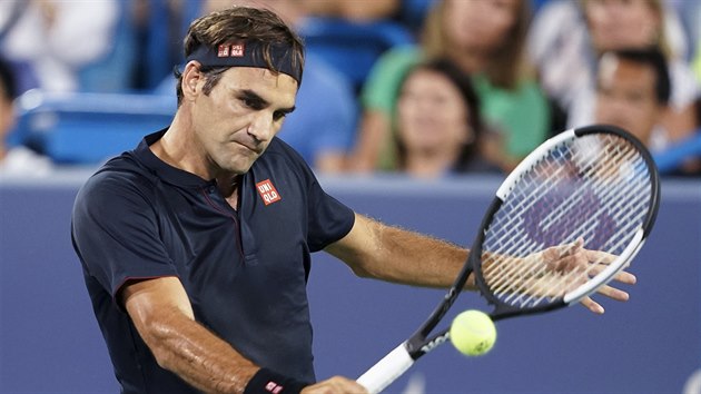 Švýcar Roger Federer se soustředí na bekhendový volej ve čtvrtfinále turnaje v Cincinnati.