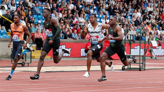 Amerian Christian Coleman (druh zprava) ovldl sprint na 100 metr na mtinku Diamantov ligy v Birminghamu.