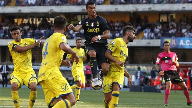 Cristiano Ronaldo (v černém) se v duelu s Chievem premiérově představil v dresu Juventusu.