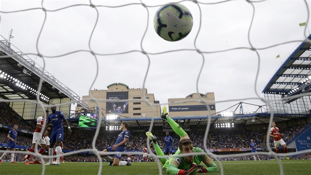 Brank Chelsea Kepa Arrizabalaga (v zelenm) se zklaman ohl za mem, kter skonil za jeho zdy.