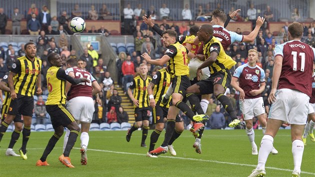 James Tarkowski z Burnley (vpravo nahoe) stl branku v utkn Premier League proti Watfordu.