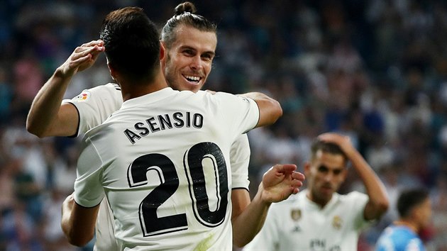 Marco Asensio a Gareth Bale (Real Madrid) slav branku do st Getafe.