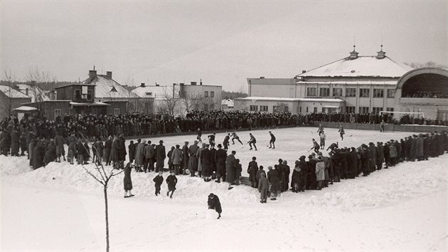 Kluziště na hřišti za žďárskou sokolovnou se v letech 1943 a 1944 stalo dějištěm přátelských zápasů se slavným týmem LTC Praha.