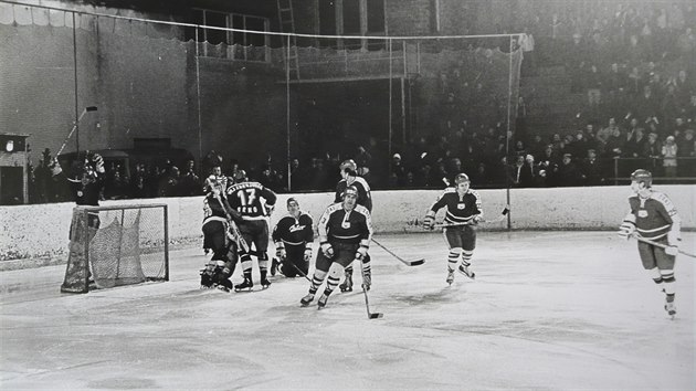 Na přelomu 70. a 80. let Bouchalky praskaly ve švech, diváci byli zvědaví na zápasy I. národní ligy. Na snímku momentka z duelu s tehdejším Zetorem Brno