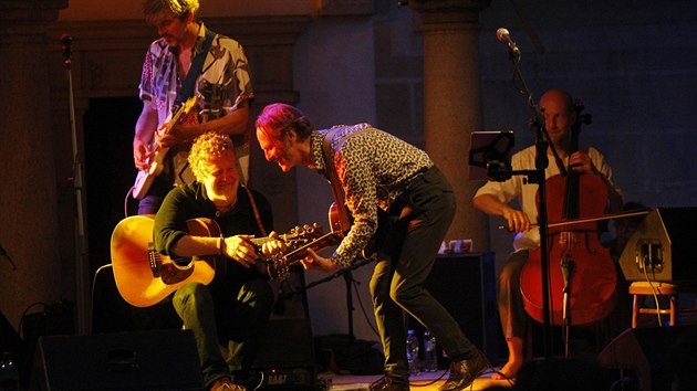 Kytarist Glen Hansard (vlevo) a Paul Tiernan pi koncert v Teli.
